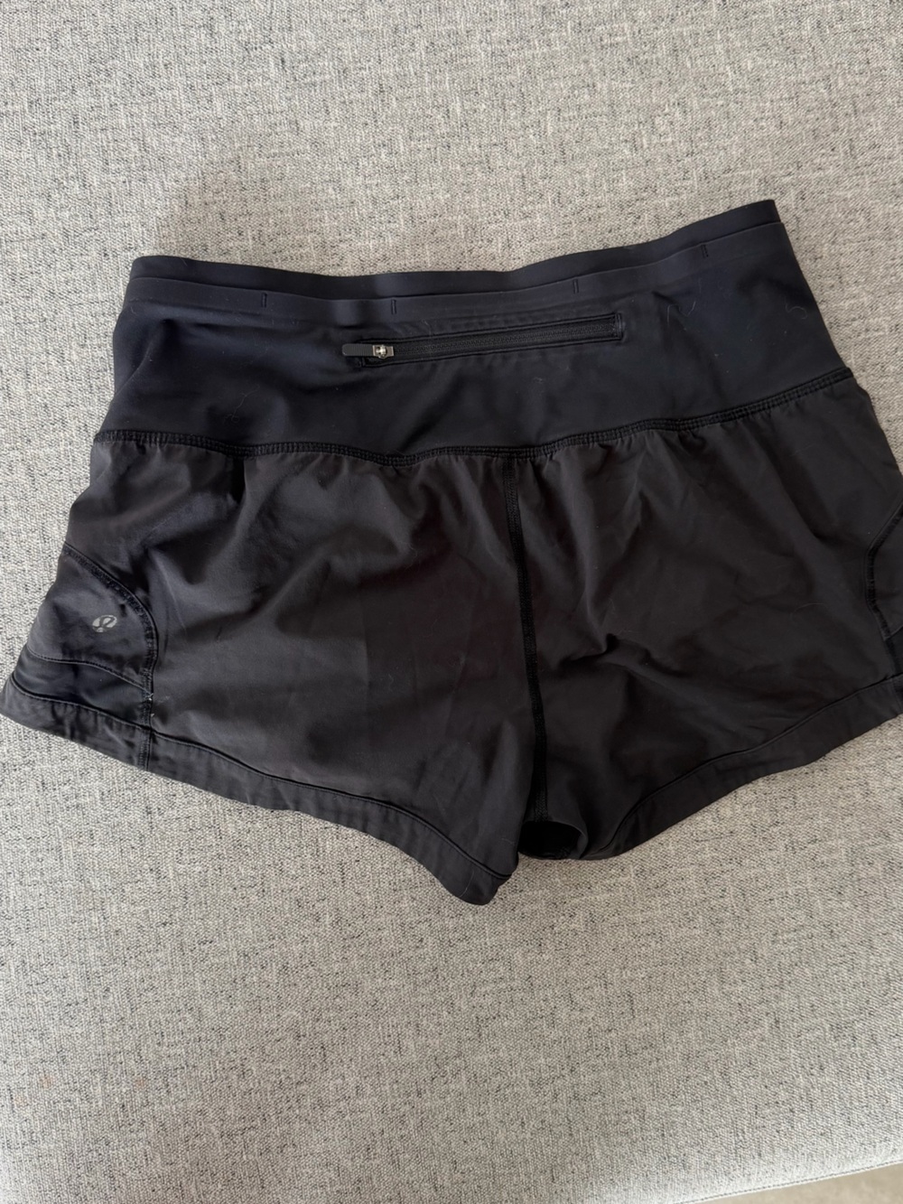 Lululemon black lined  Speed up shorts 2,5” sz 6 - Picture 2 of 9